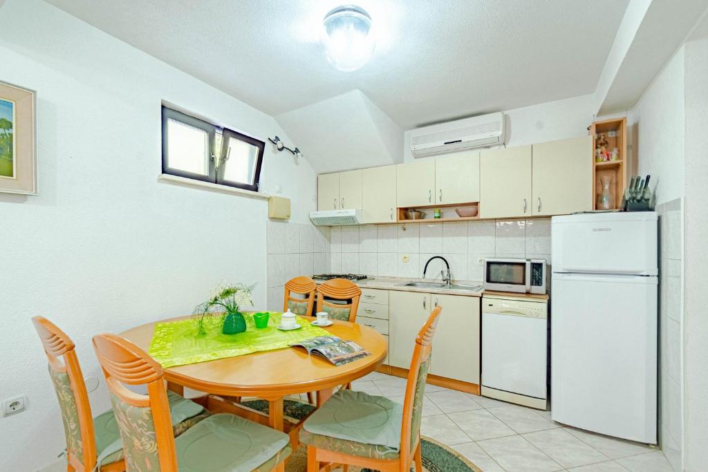 Kuchyňa alebo kuchynka v ubytovaní Apartments with parking spaces Orebic, Peljesac - 4552