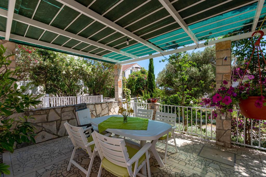 Vonkajšia záhrada v ubytovaní Apartments with parking spaces Orebic, Peljesac - 4552