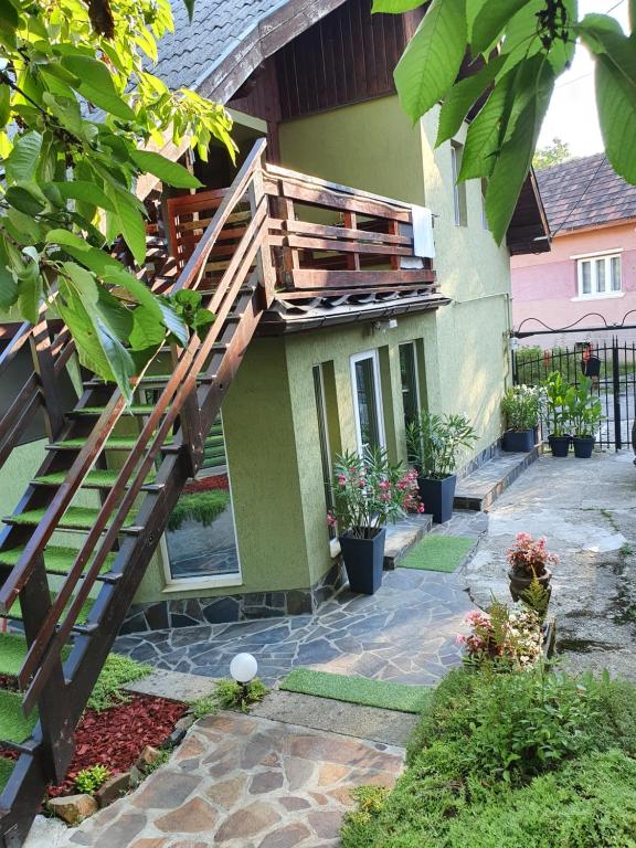 ein Haus mit einer Holztreppe davor in der Unterkunft Casa mea de vacanta in Baia Sprie