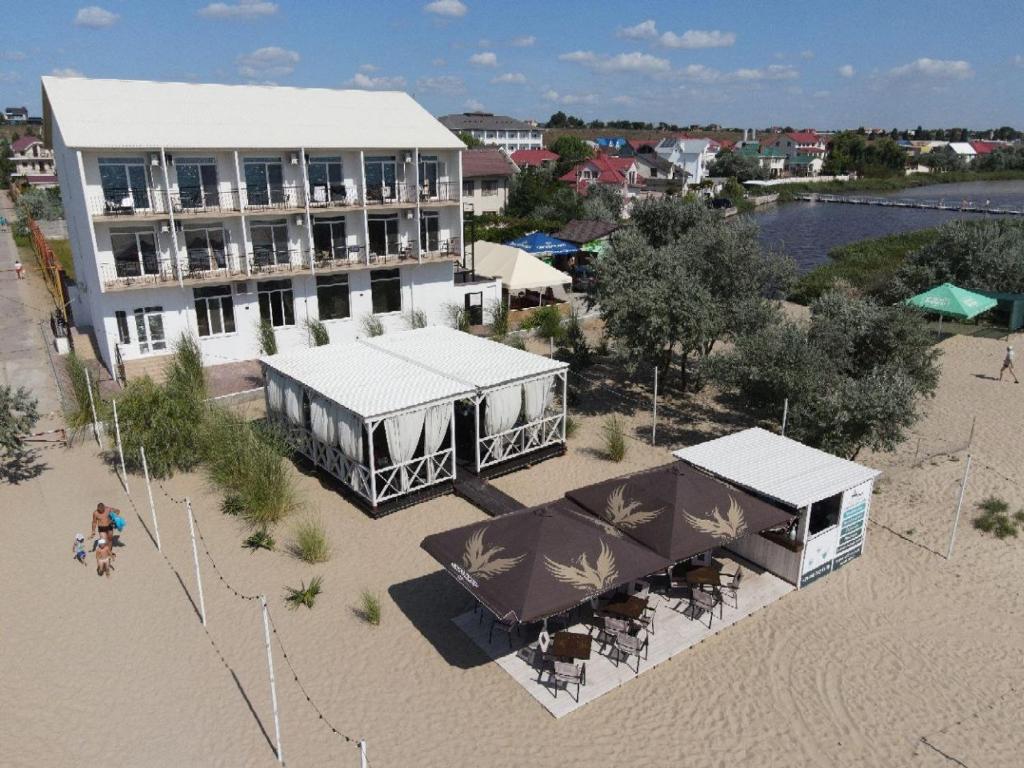 eine Aussicht über ein Gebäude am Strand in der Unterkunft ALION HOTEL Бугаз Перша Лінія in Satoka