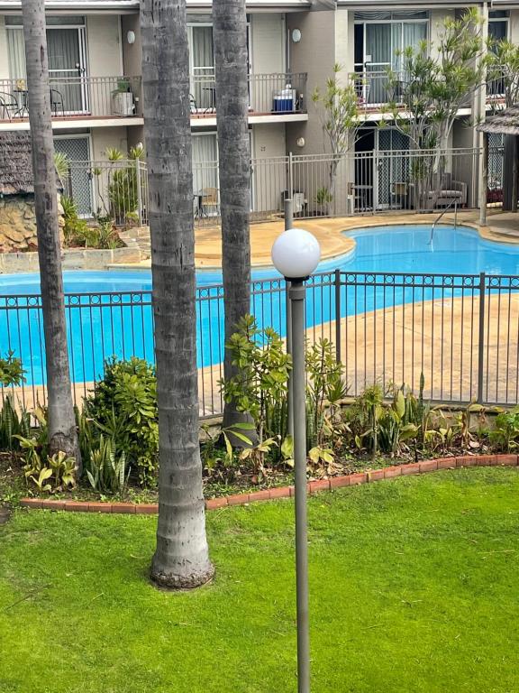 Bazén v ubytování Mandurah Apartments Sunsets nebo v jeho okolí