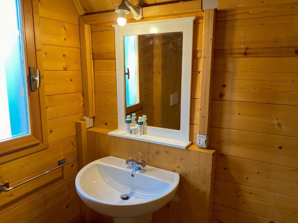 A bathroom at Agri Camp Dolomiti