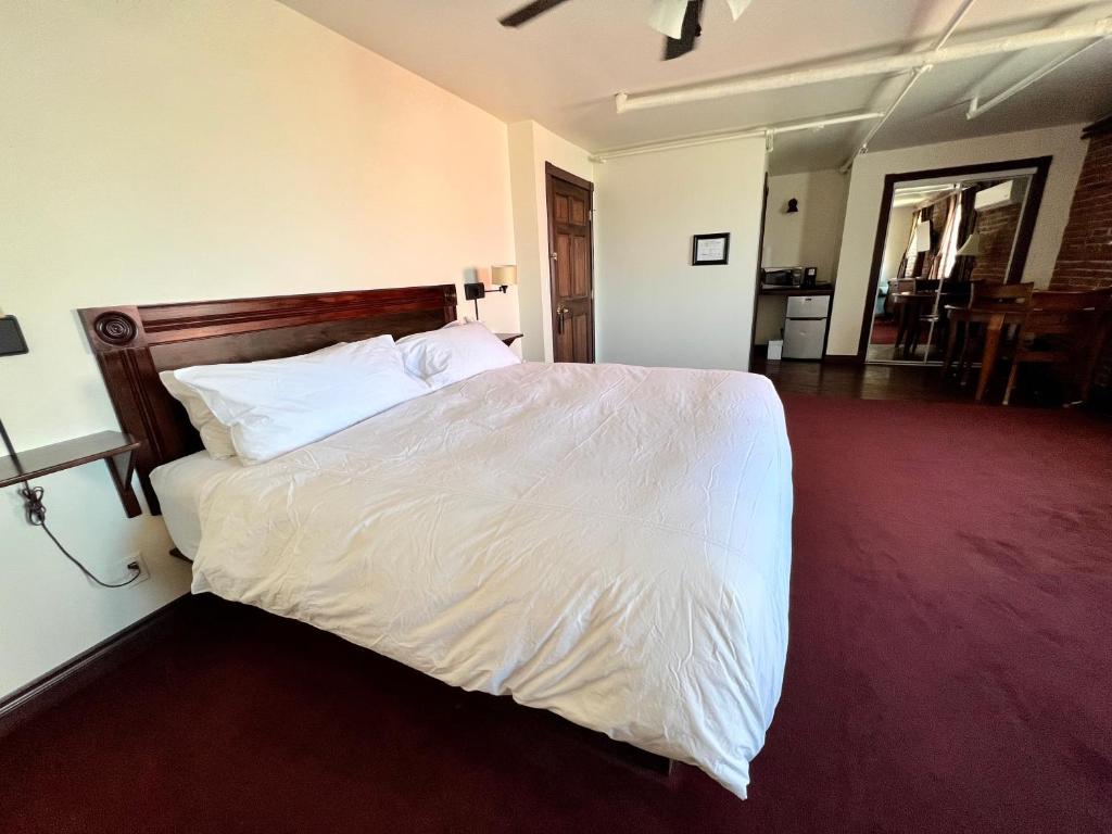 The Monarch Hotel - Mini Suite #2- Partial Ocean View - No Pets