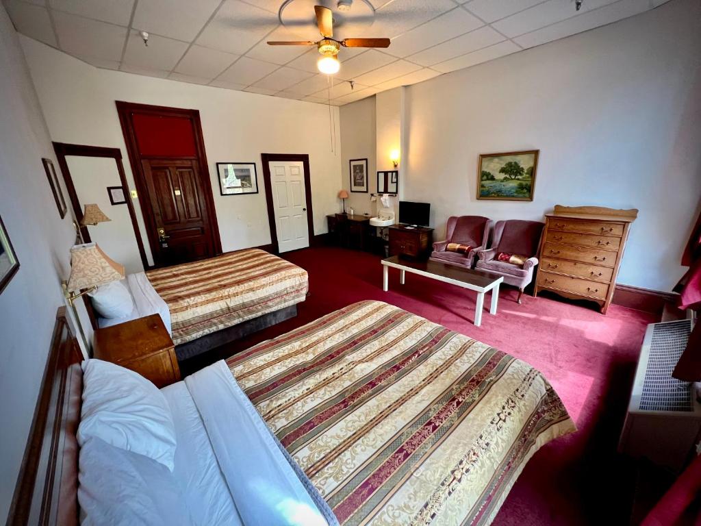 The Monarch Hotel - Queen Room With Two Queen Beds - No Pets