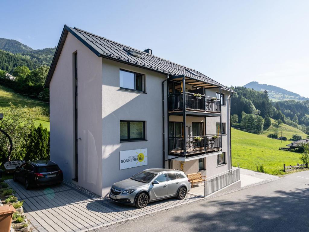 una piccola auto parcheggiata di fronte a una casa di Apartment in St Georgen Salzburg near ski area a Fürstau