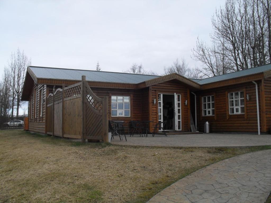 a log cabin with a porch and a patio at Guesthouse Fludir in Fludir