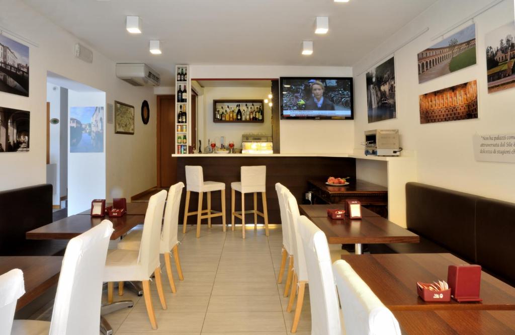 TV a/nebo společenská místnost v ubytování Hotel Mezzaluna