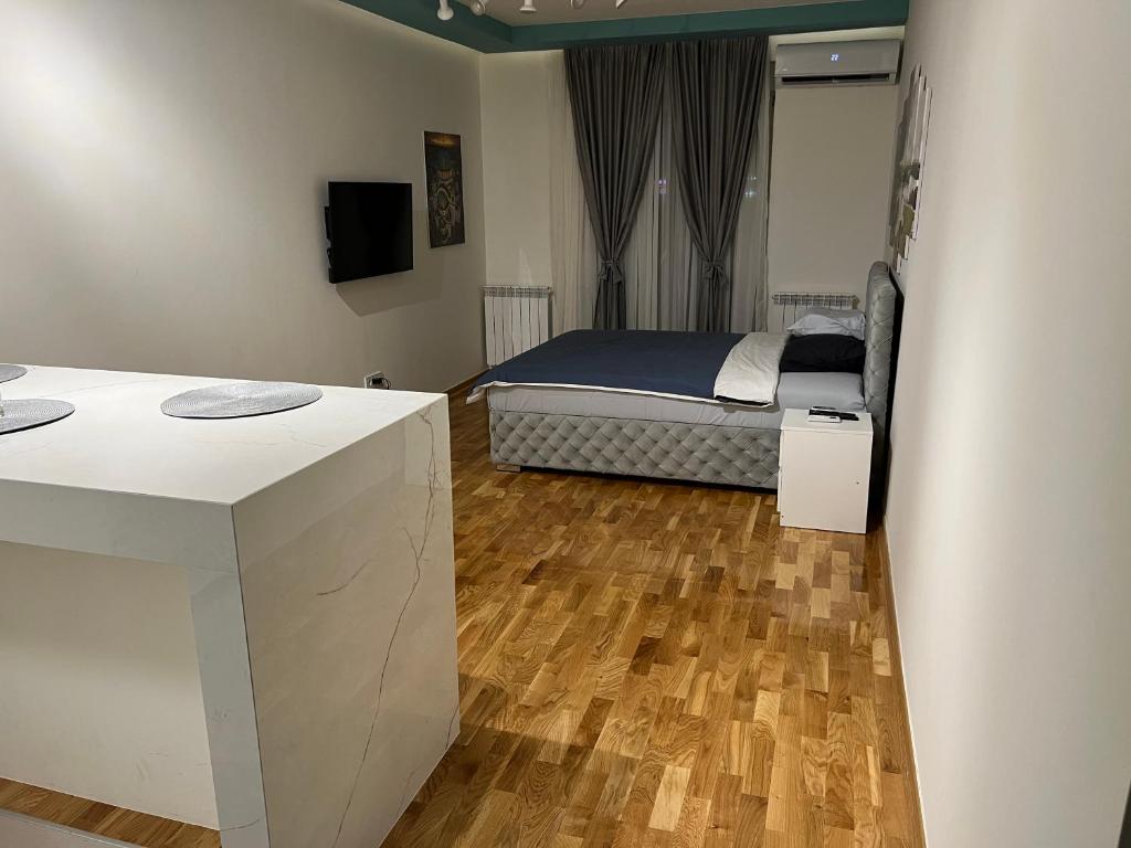 KaraburmaにあるKoTa apartmani Beogradのベッドルーム1室(ベッド1台付)
