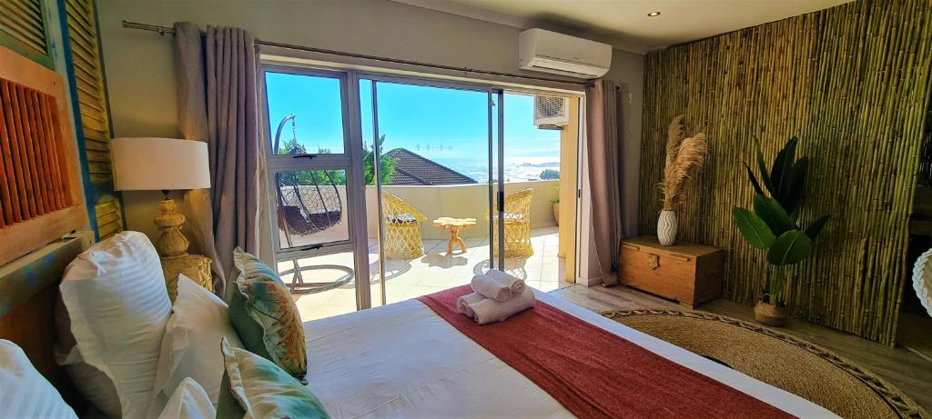 African Groove Camps Bay في كيب تاون: غرفة نوم مع سرير مع دمية دب عليها