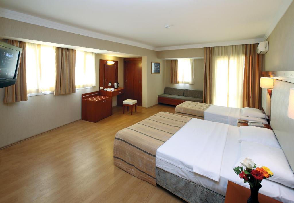 Julian Club Hotel - 