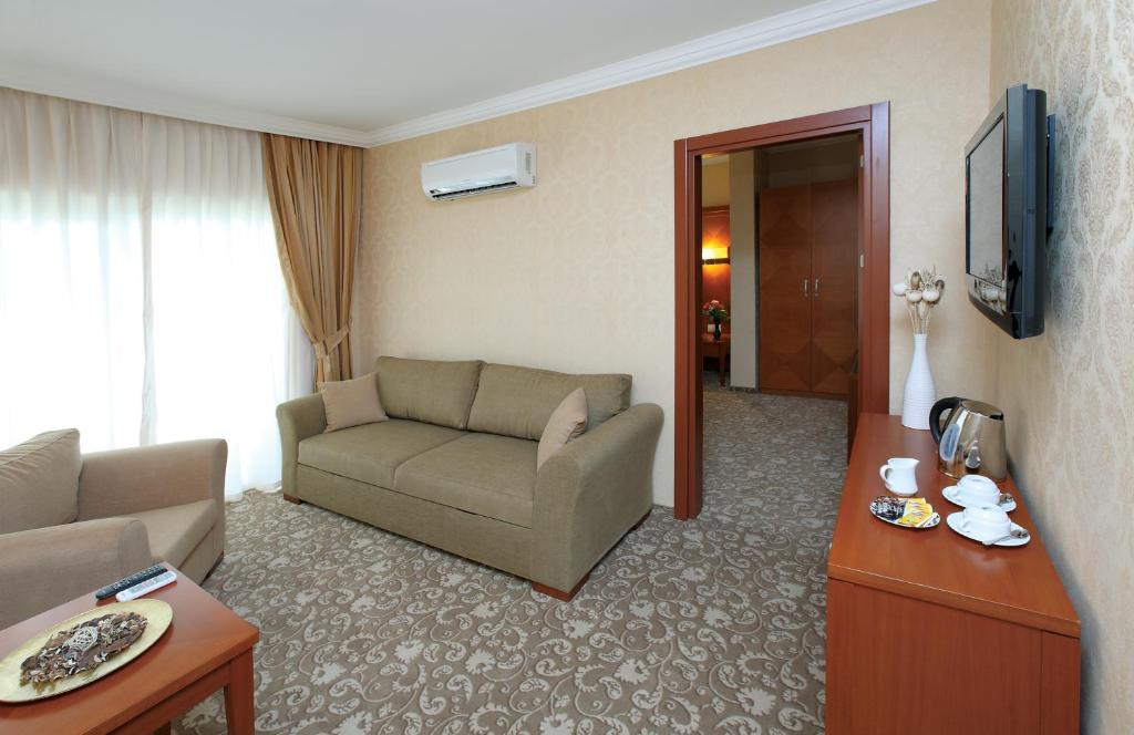 Julian Club Hotel - 