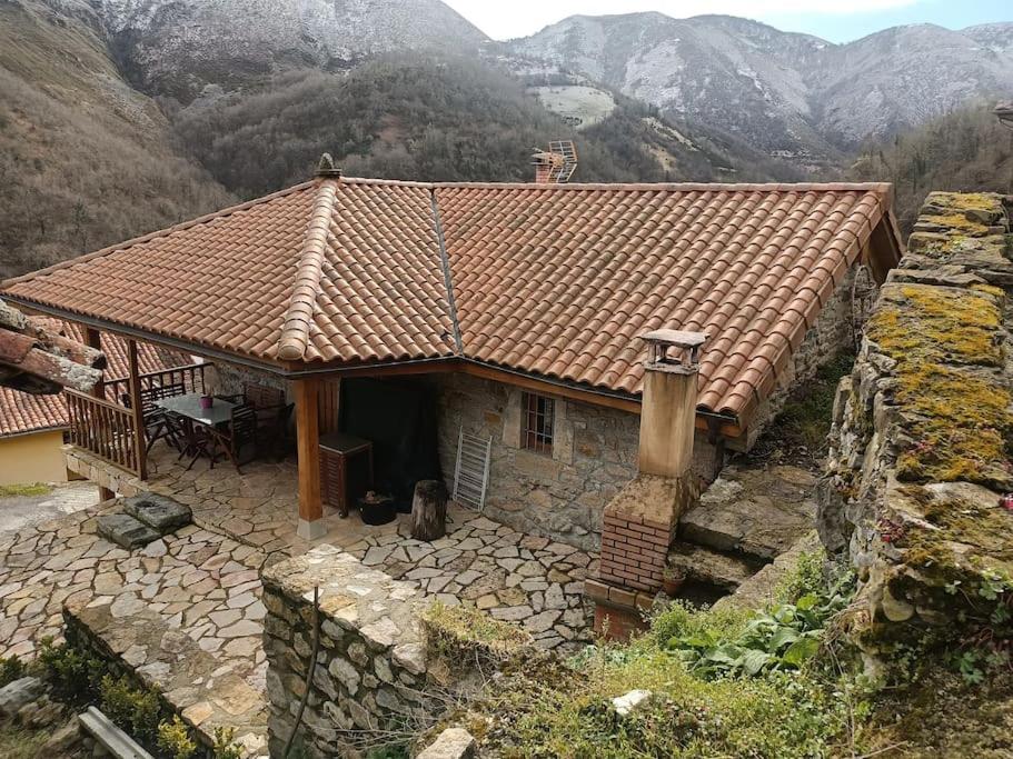 にあるCasa Rectoral de Montovo, casa rural en Red Natura 2000の山頂の家