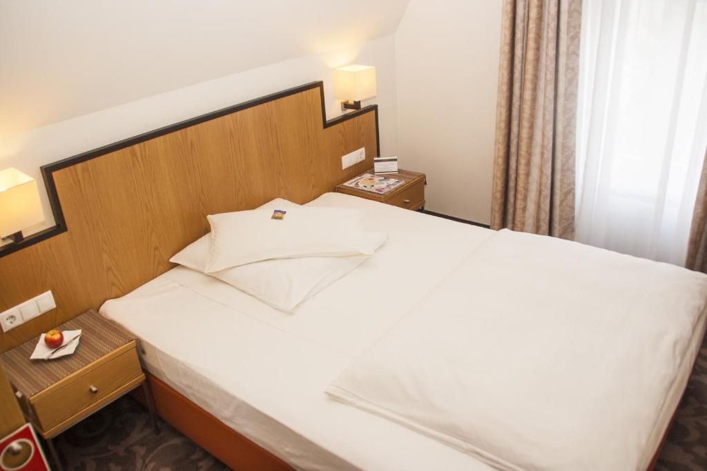 Ein Bett oder Betten in einem Zimmer der Unterkunft Hotel Haus Berlin