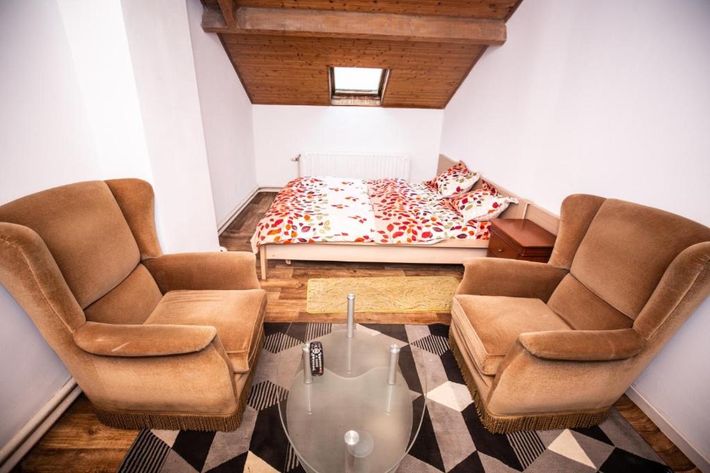 - un salon avec deux chaises et un lit dans l'établissement Belle chambre sur liège, à Liège