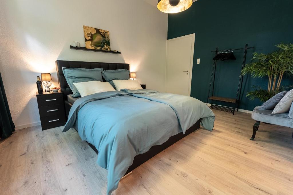 sypialnia z dużym łóżkiem i kanapą w obiekcie 4-Zimmer Wohnung mit grandioser Aussicht in zentraler Lage w Hanowerze