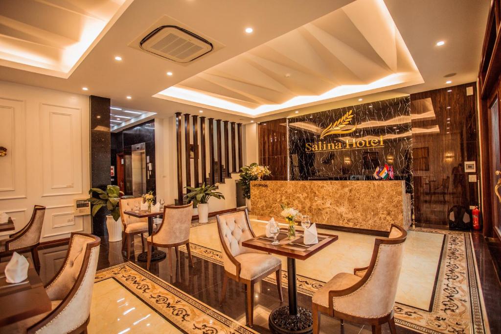 - un restaurant avec une table et des chaises dans la chambre dans l'établissement Salina Hotel Ninh Binh, à Ninh Binh