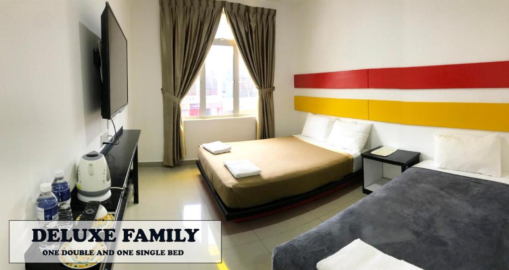 Habitación de hotel con cama y TV en JERANTUT HILL HOTEL en Jerantut