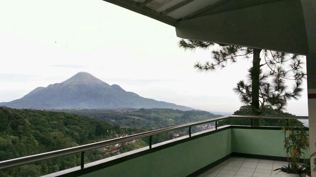Vom Balkon eines Hauses genießen Sie Bergblick. in der Unterkunft Liemas hotel in Pasuruan