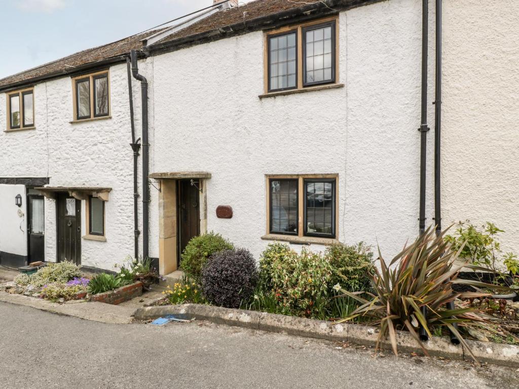 a white brick house with a driveway at Red Roof in Honiton