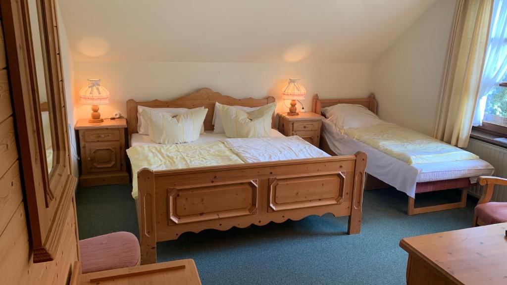 Postel nebo postele na pokoji v ubytování Hotel Almenrausch