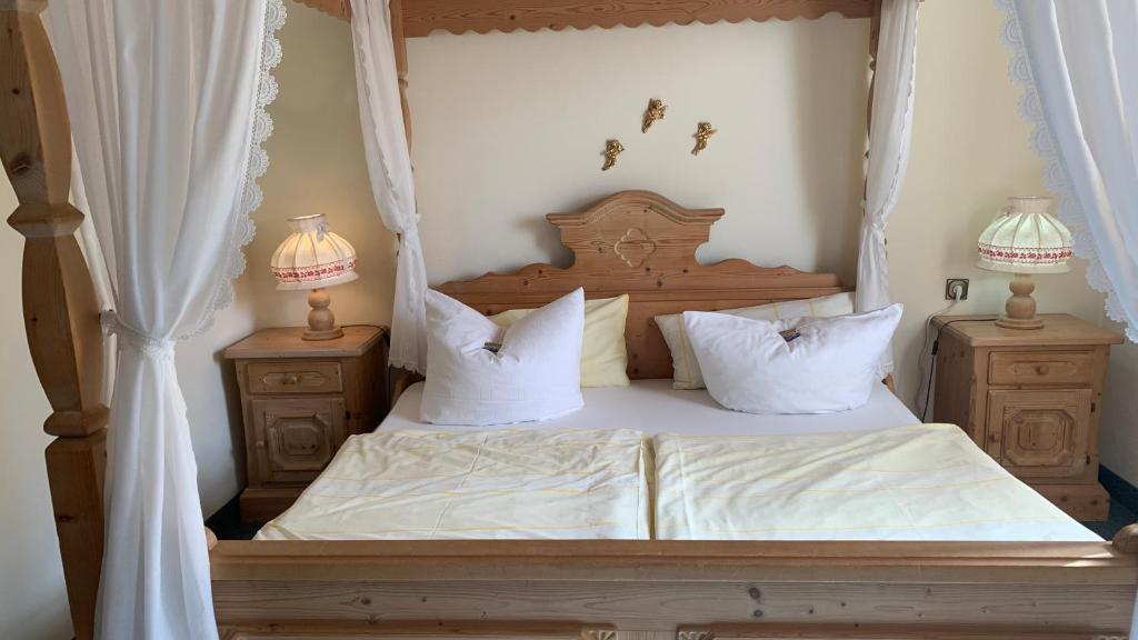 Postel nebo postele na pokoji v ubytování Hotel Almenrausch
