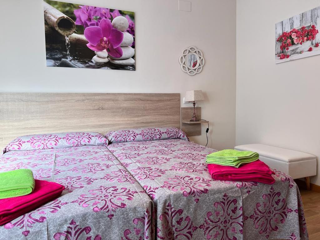 1 dormitorio con 1 cama con 2 almohadas en La Casita del Risco, en Las Navas del Marqués