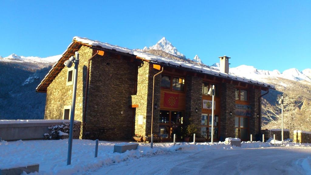 Nespecifikovaný výhled na hory nebo výhled na hory při pohledu z hotelu