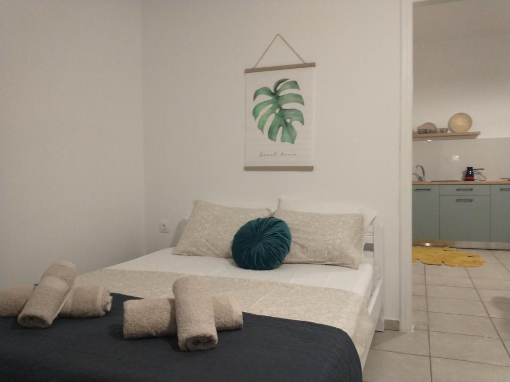 een slaapkamer met een bed met een groen kussen erop bij Mini Villas Avra in Keratokampos