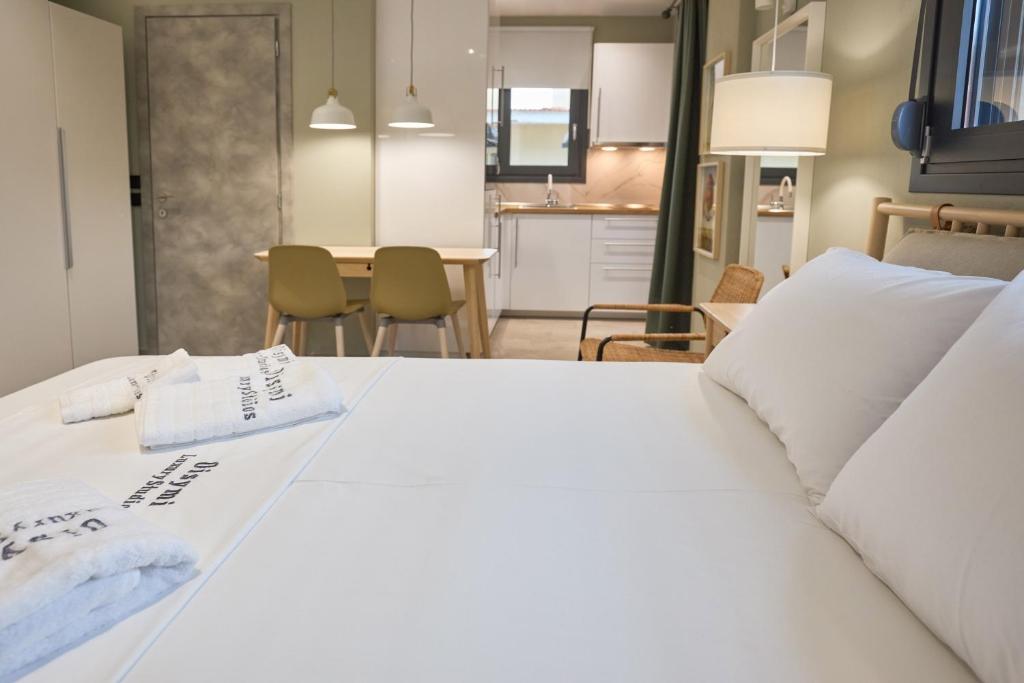 Łóżko lub łóżka w pokoju w obiekcie Oisymi Luxury Studios