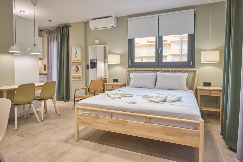 Łóżko lub łóżka w pokoju w obiekcie Oisymi Luxury Studios