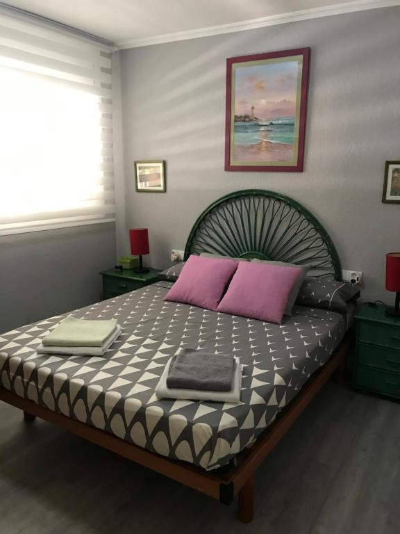 1 dormitorio con 1 cama con 2 almohadas en Segur de Calafell Vacation, en Segur de Calafell