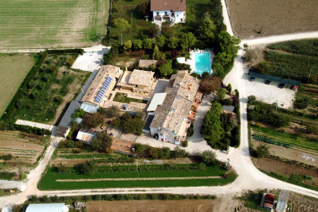 una vista aerea di una tenuta con una casa di Agriturismo Il Casale a Morrovalle