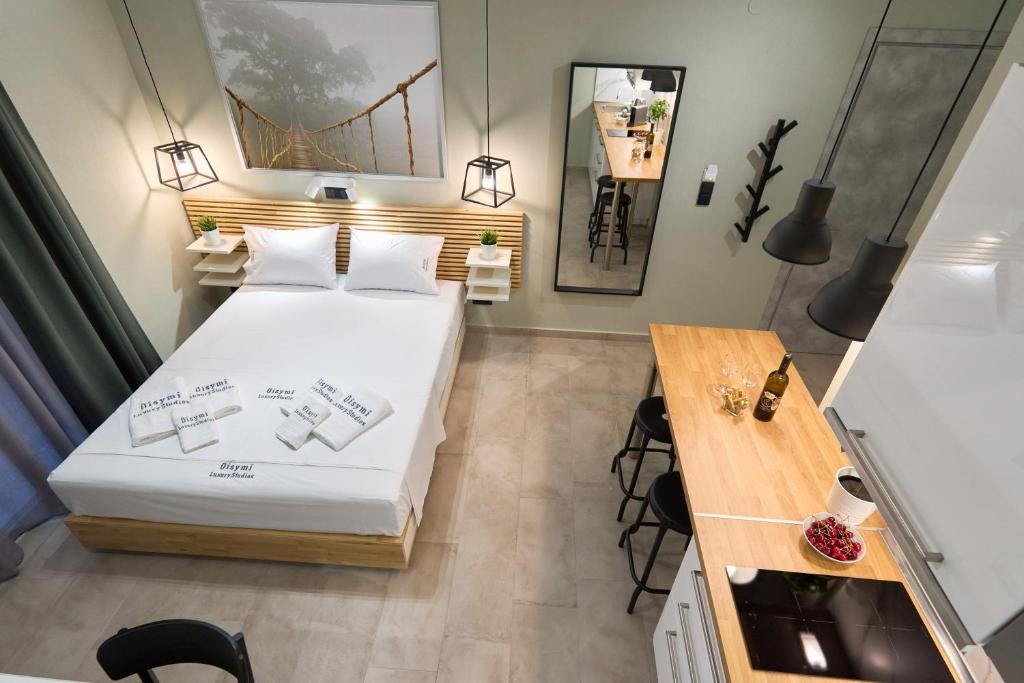Łóżko lub łóżka w pokoju w obiekcie Oisymi Luxury Studios