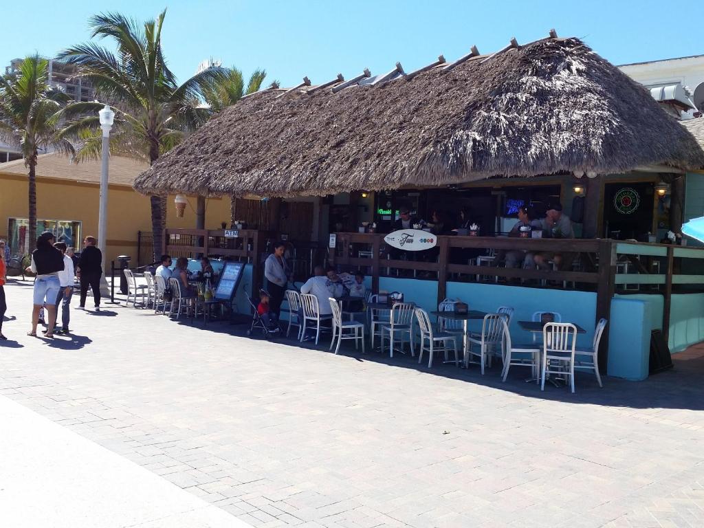 Restaurace v ubytování Hollywood Broadwalk Oceanside Hotel