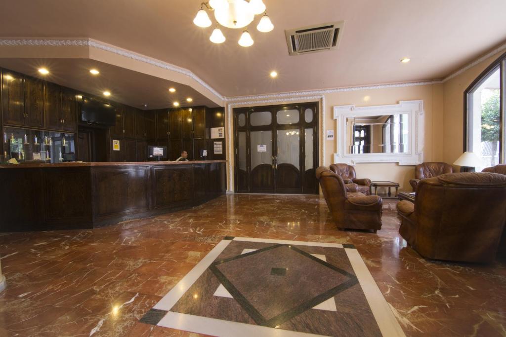 El vestíbulo o zona de recepción de Balneario de Archena - Hotel León