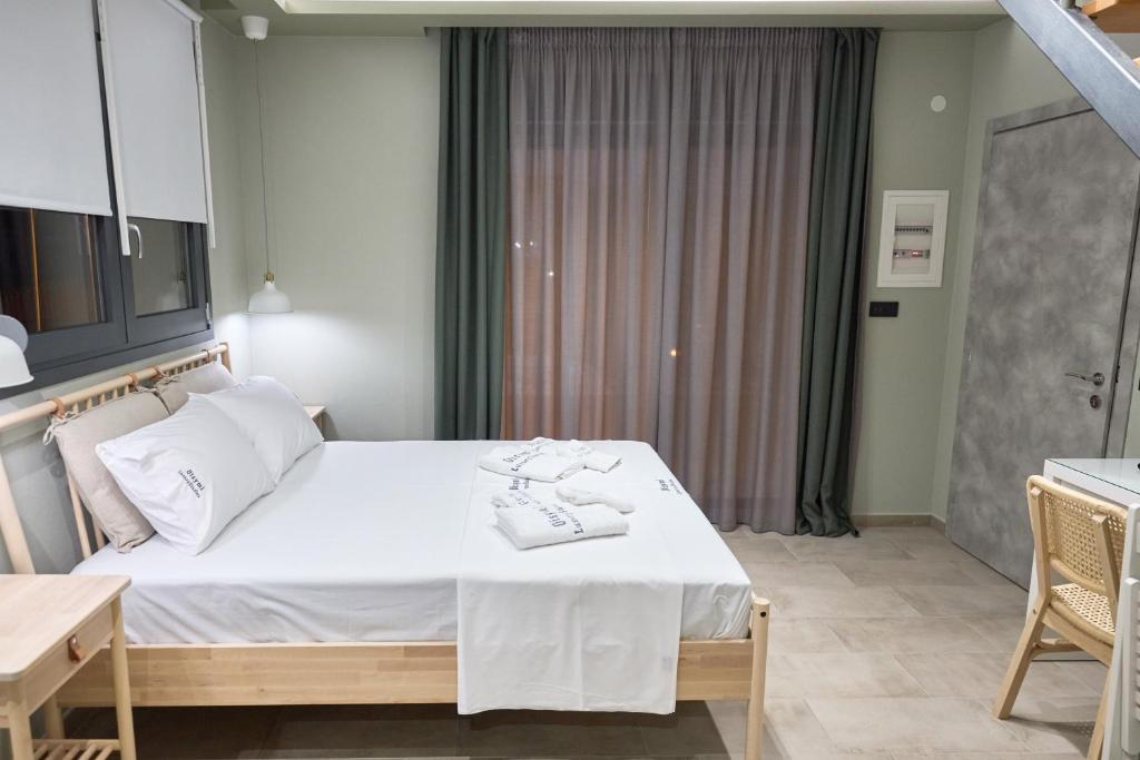 Łóżko lub łóżka w pokoju w obiekcie Oisymi Luxury Studios