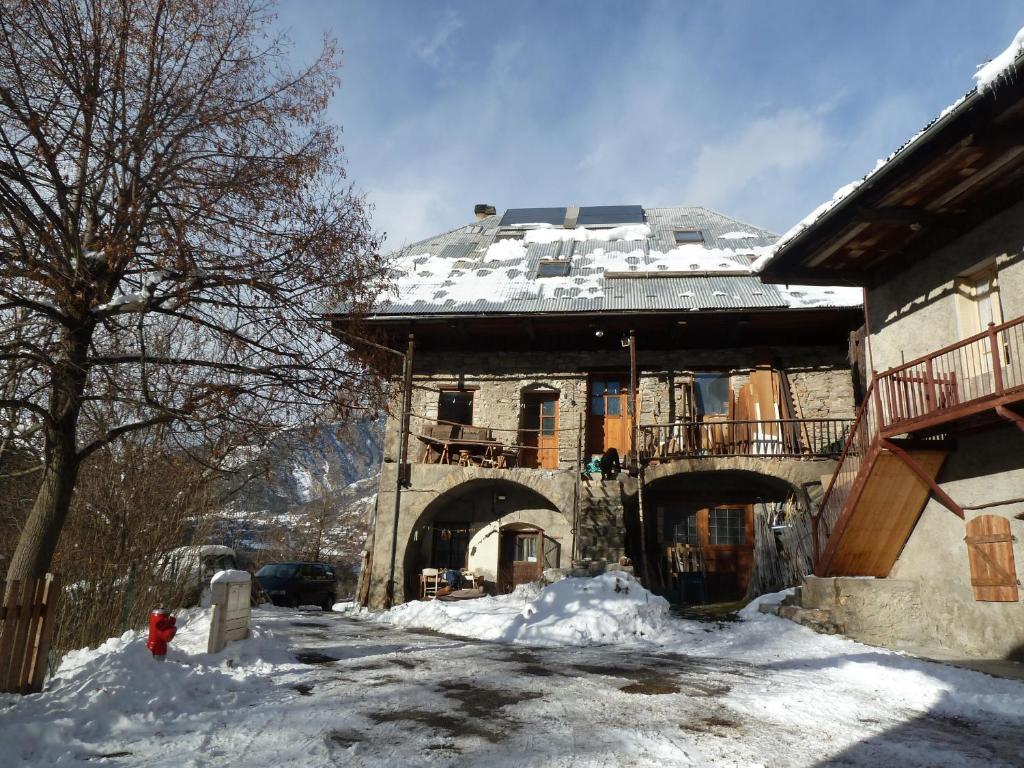 an old house with snow on the roof at Studio Illamane in Les Vigneaux