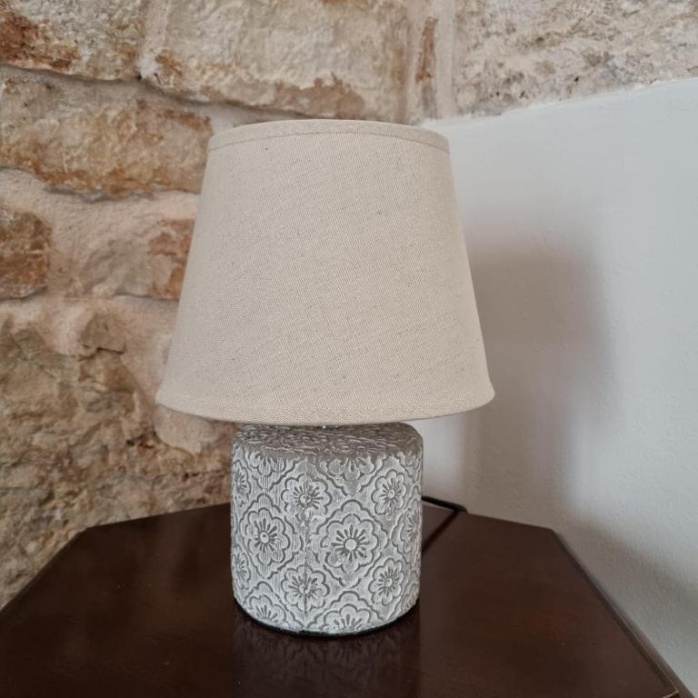 uma lâmpada sentada em cima de uma mesa em La tana degli Incerti em Alberobello