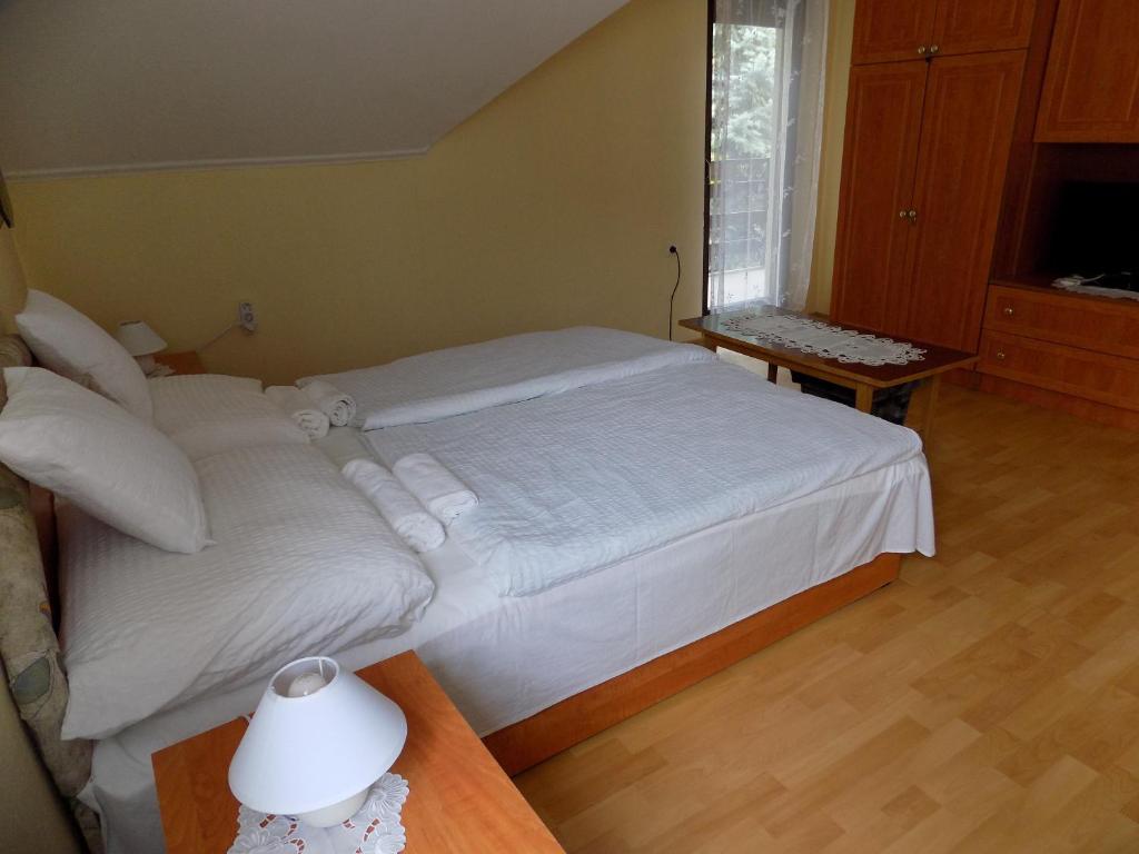 Posteľ alebo postele v izbe v ubytovaní Charlie Vendégház,emelet 8 fős,100m2-es apartman