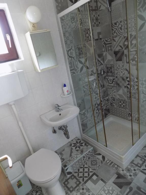 Kúpeľňa v ubytovaní Charlie Vendégház,emelet 8 fős,100m2-es apartman