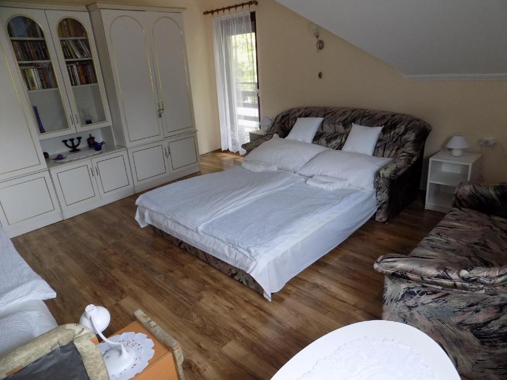 Posteľ alebo postele v izbe v ubytovaní Charlie Vendégház,emelet 8 fős,100m2-es apartman