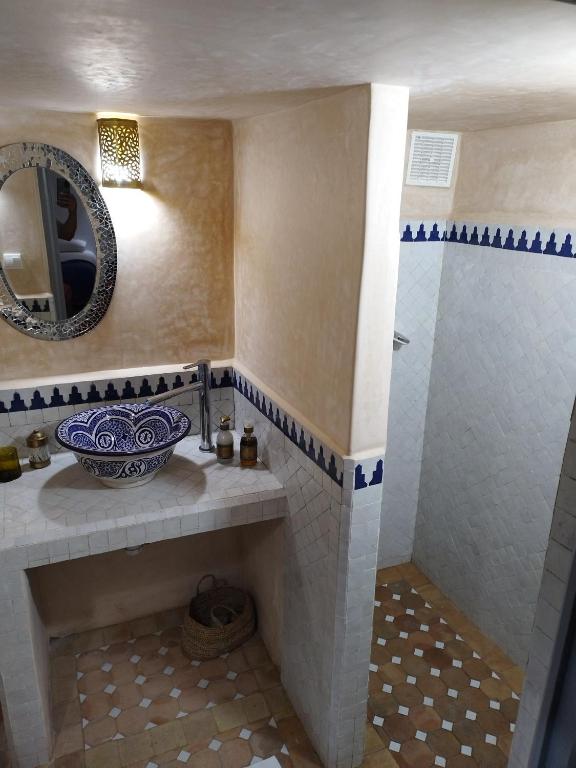 Ванная комната в RIAD MAROSKO