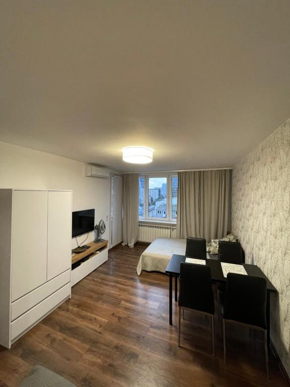 ワルシャワにあるZielna city centerのベッドルーム1室(ベッド1台、テーブル、椅子付)