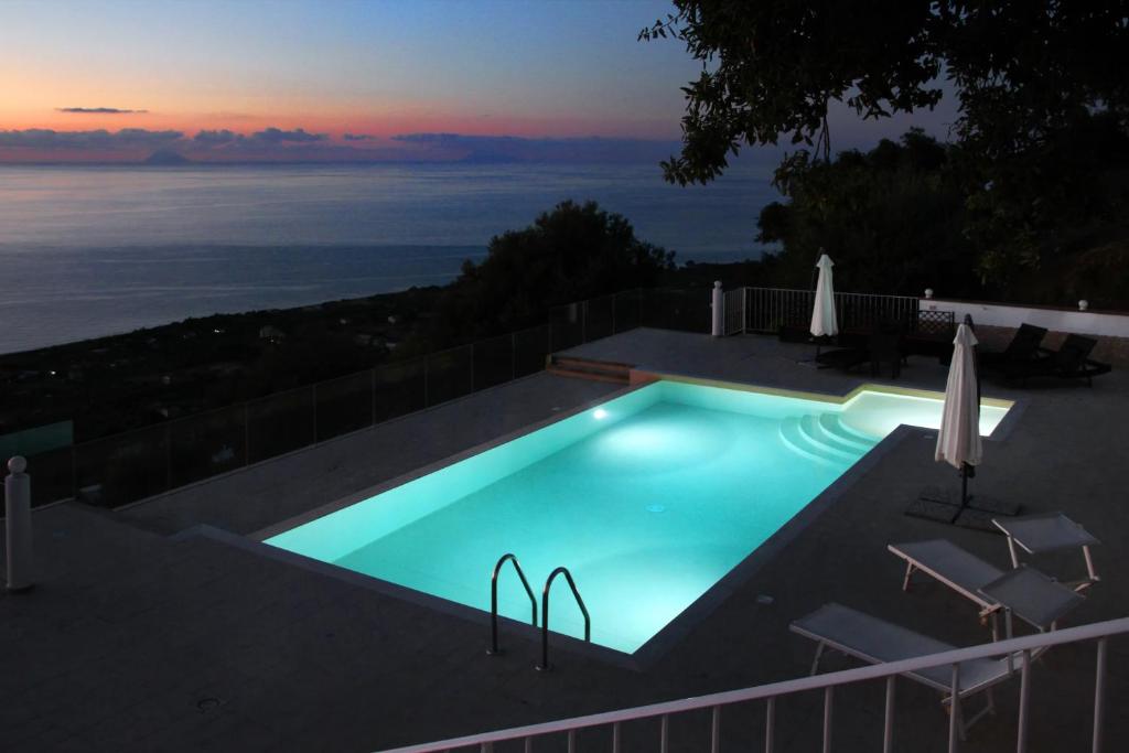 une piscine avec vue sur l'océan dans l'établissement Villa DAMMUSO by Local House - private villa infinity pool & seaview, à Santo Stefano di Camastra 42 autres photos