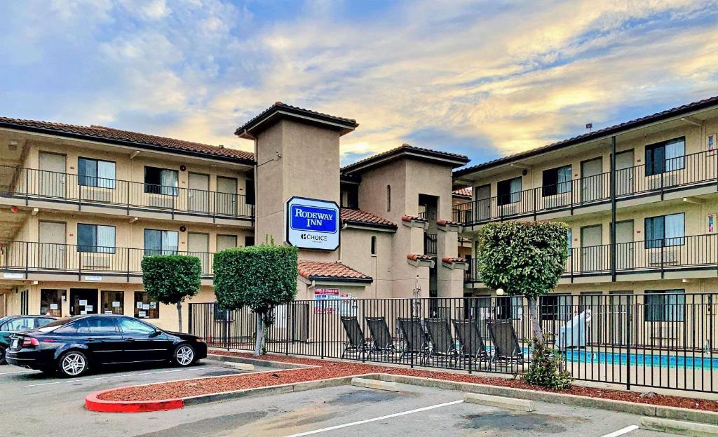 a car parked in a parking lot in front of a building at Rodeway Inn Sacramento-University Area in Sacramento