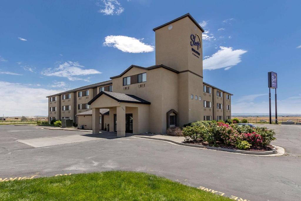 un parking vide devant un bâtiment dans l'établissement Sleep Inn & Suites, à Jerome