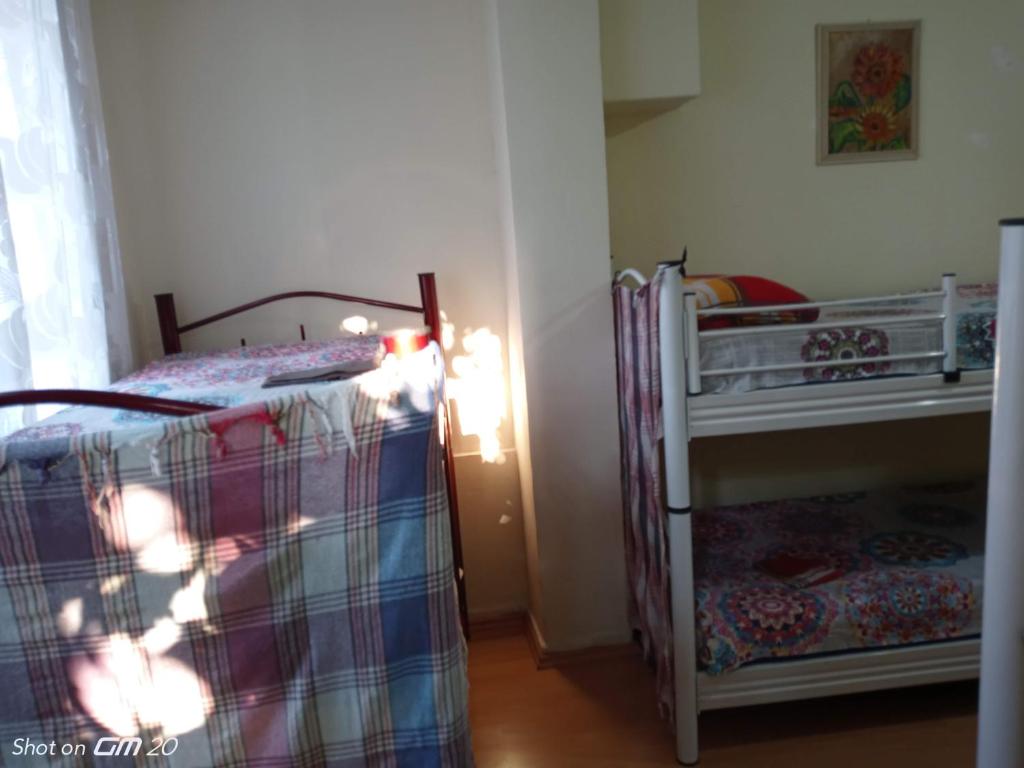 Postel nebo postele na pokoji v ubytování HZD Apartments Hostel