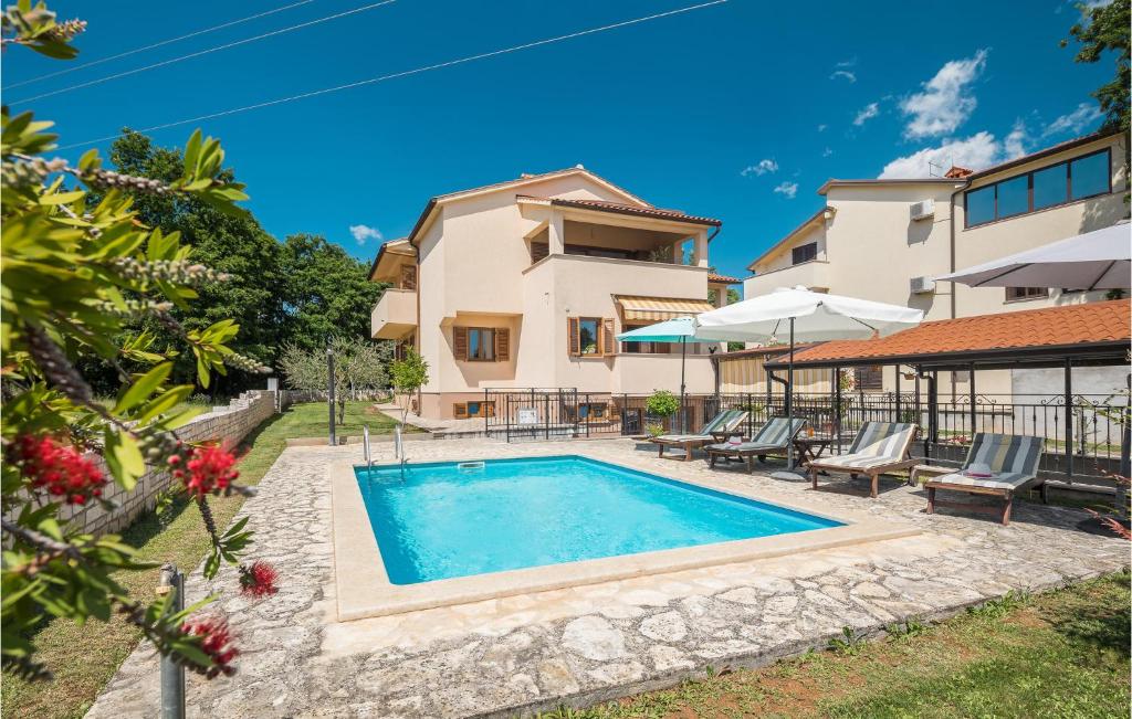 uma imagem de uma villa com piscina em Nice Home In Porec With Wifi em Porec