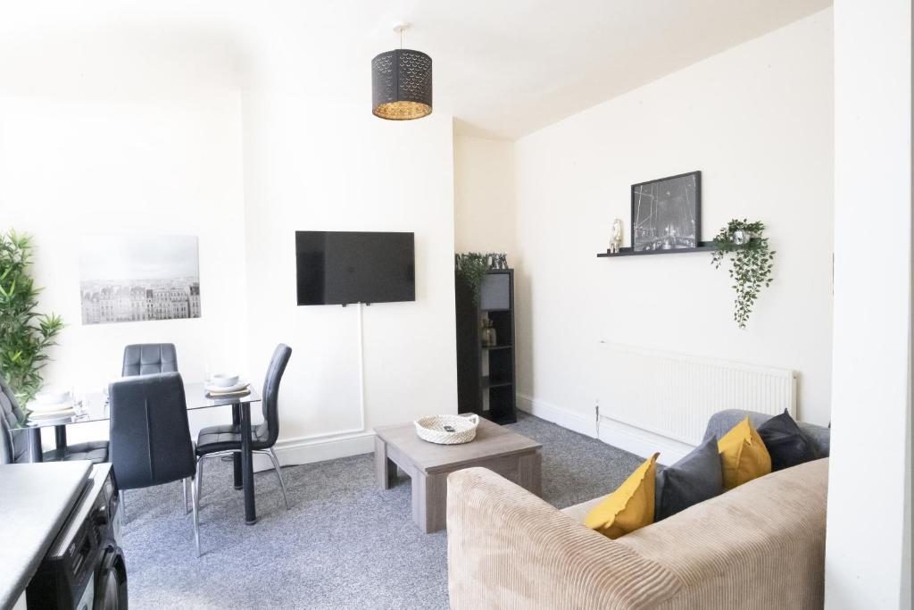 A seating area at RUTLAND HOUSE 10 mins from Manchester City Ctr 4-Bedroom House
