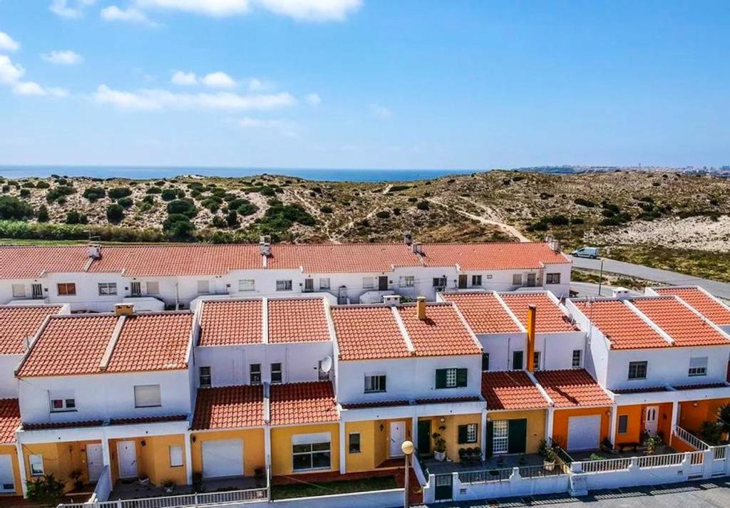 Cosy house in Atouguia da Baleia with private garden